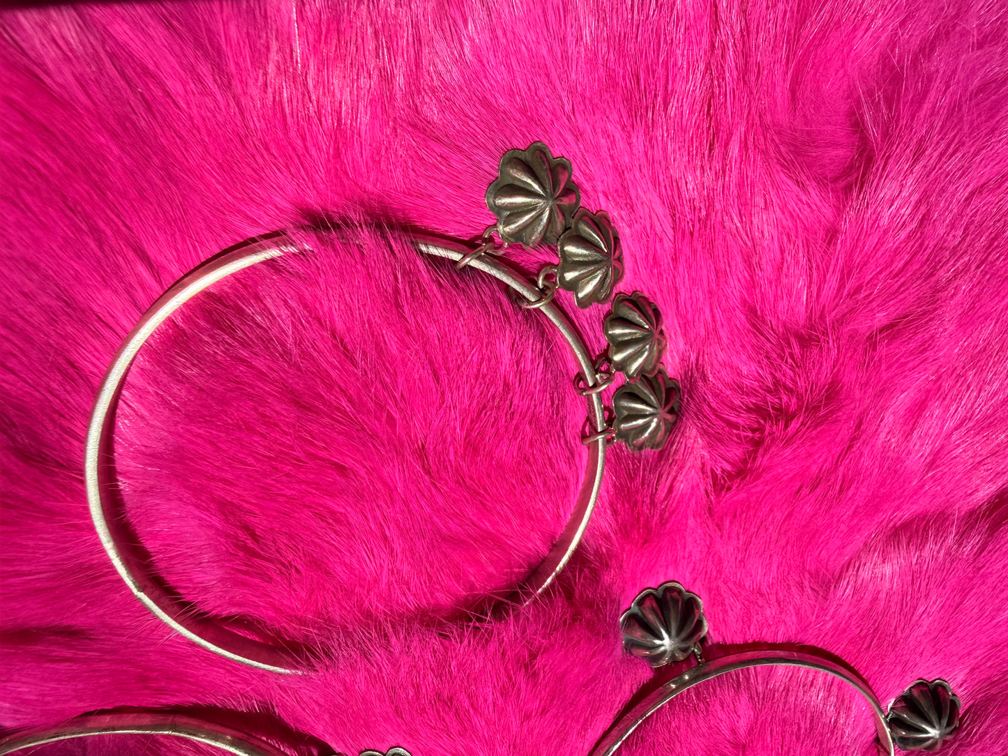 Moving charm bangle